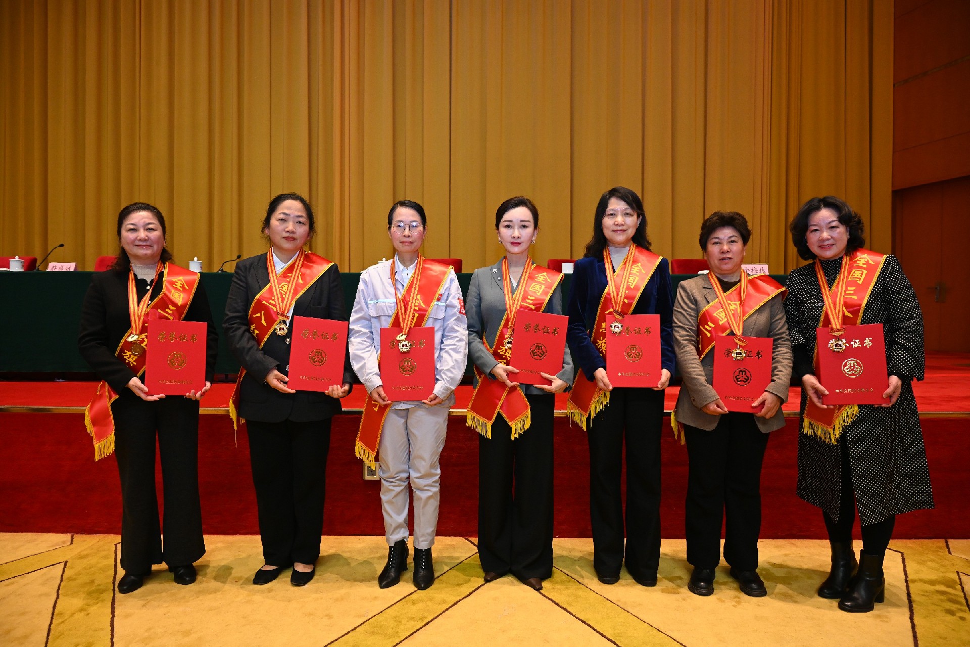 张燕荣获“全国三八红旗手”称号
